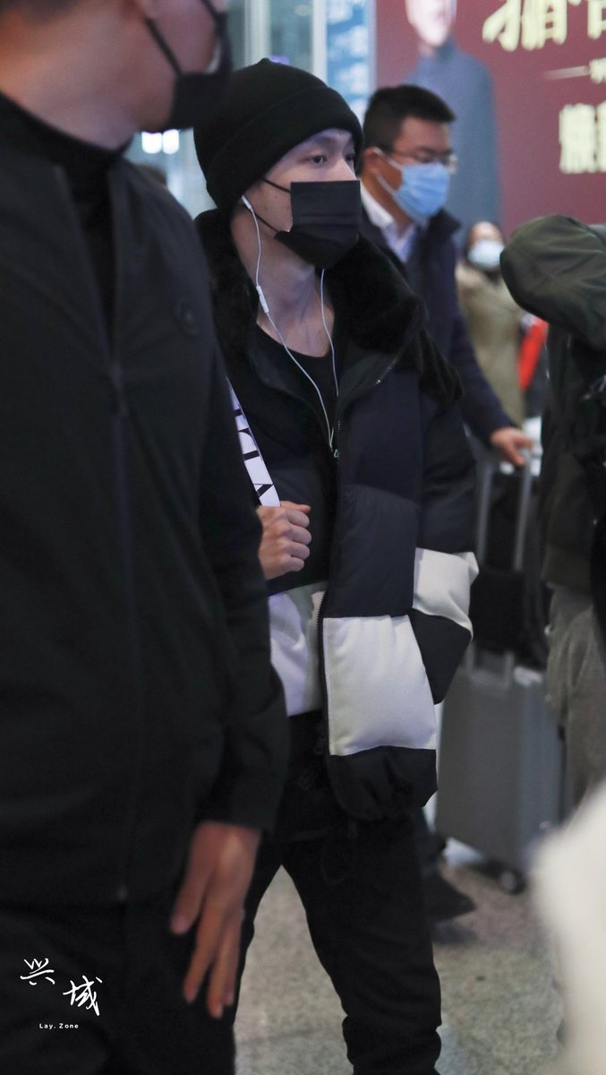maybeexoern's tweet photo. 201203 Yixing 
Arrives in Shanghai😊
Today Yixing took 🚝 again~Wear warm and so cutieee 

 @layzhang #producerLayZhang #LayZhang @weareoneEXO https://t.co/NbaCpYZVaK
