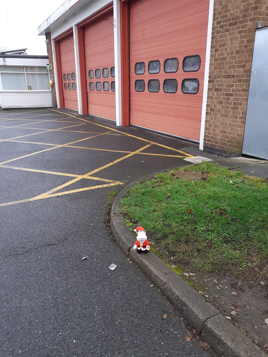 Where is Santa? Thankfully it wasn't raining when he took his walk this morning! ☂️🌧