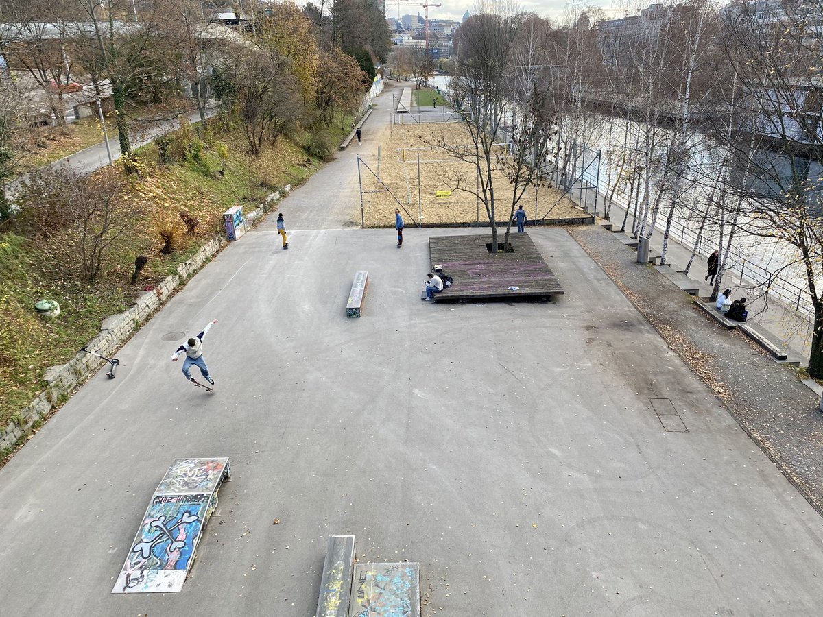 Immer, wenn ich denke, die Welt sei und bleibe schlecht, gehe ich vom Büro ein paar Schritte zum #letten #zürich und sehe, dass wir sie verändern können. Politisch. Zu Lebzeiten. images.app.goo.gl/8wS5dMM1sbXvkS…