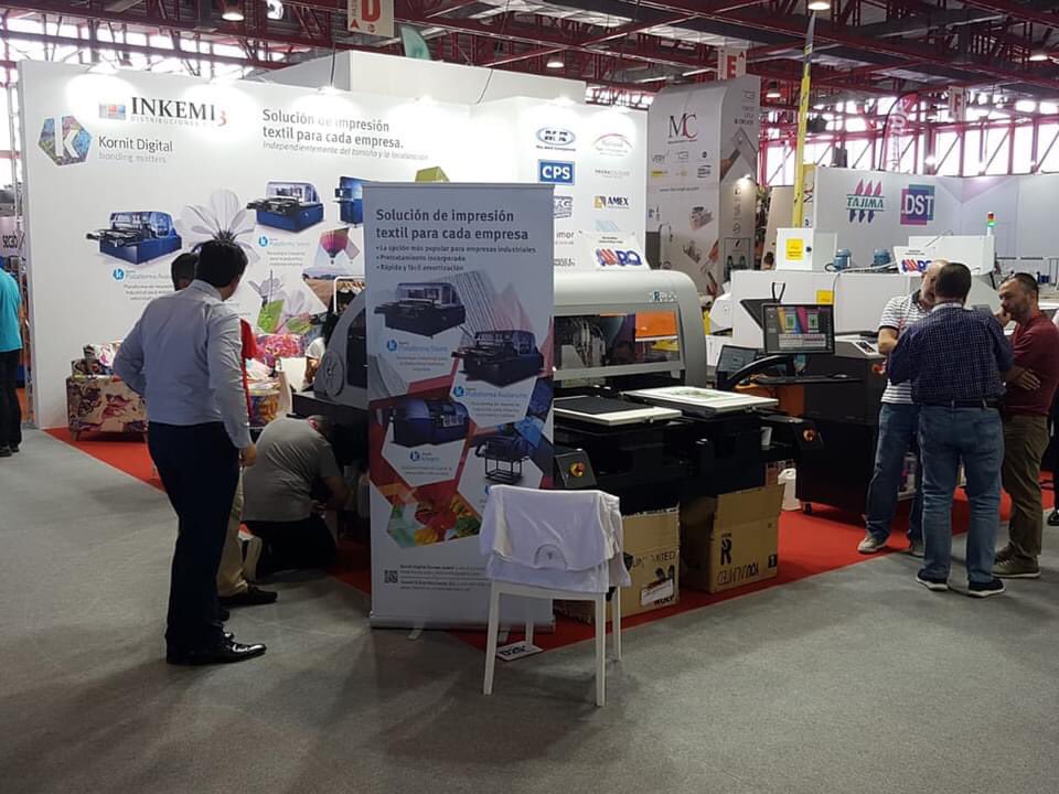 KIBUESTUDIO's tweet photo. @CPrint_Madrid es la feria especializada en impresión digital que se celebra en el Pabellón de Cristal de la Casa de Campo de Madrid, y hoy os enseñamos los stands que montamos en 2019 y 2018 para @TecnohardSpain e @Inkemi3. #kibuestudio #cprint #stands #standsdediseño #madrid https://t.co/nlLOWItydO