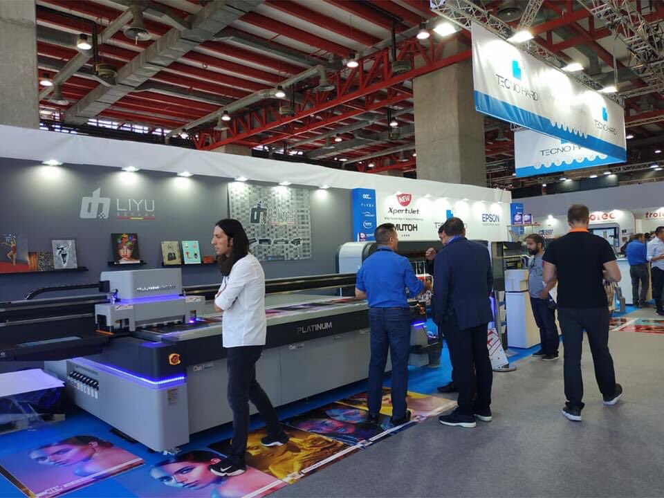 KIBUESTUDIO's tweet photo. @CPrint_Madrid es la feria especializada en impresión digital que se celebra en el Pabellón de Cristal de la Casa de Campo de Madrid, y hoy os enseñamos los stands que montamos en 2019 y 2018 para @TecnohardSpain e @Inkemi3. #kibuestudio #cprint #stands #standsdediseño #madrid https://t.co/nlLOWItydO