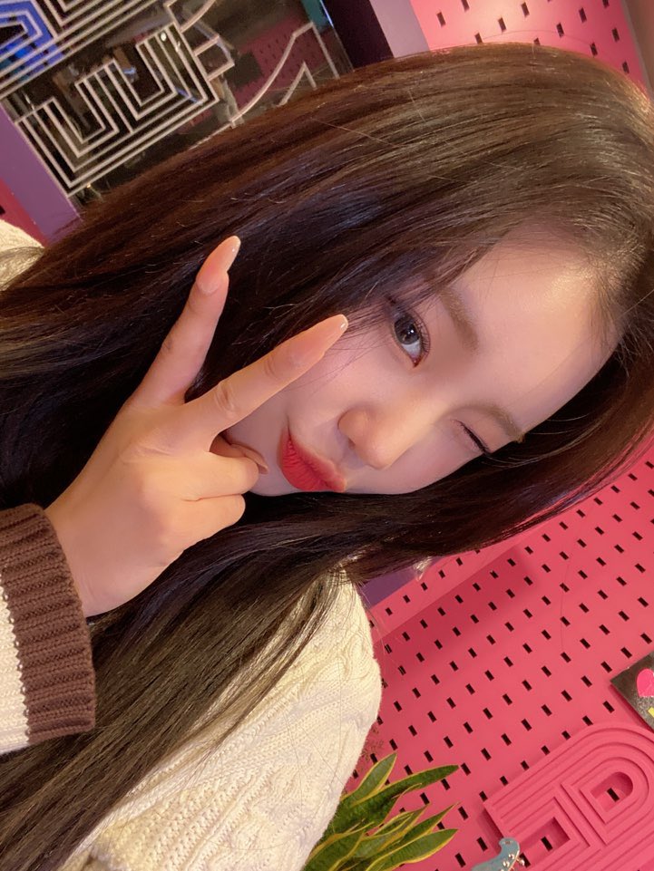 Jooeniverse's tweet photo. TRAD.

[#MOMOLAND]
Nuesra JooE también es buena como conductora (de radio) 🤲
JooE 💚 como DJ, nos dio energía durante #BoomBoomPower 
Merys, ¿te curaste al oír la voz de JooE?!
Gracias por acompañarme.🥰

#주이 #이주원 #MOMOLAND @MMLD_Official https://t.co/bWgVGLguoj