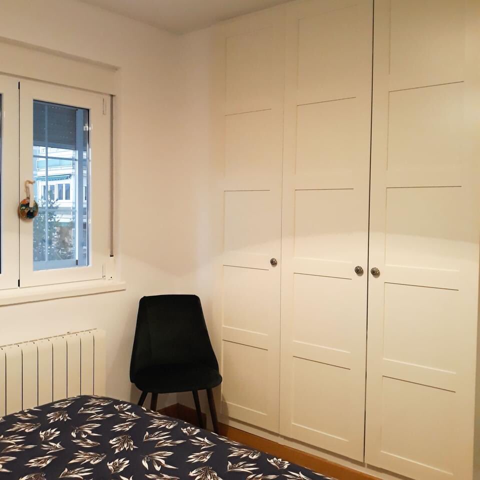 KIBUESTUDIO's tweet photo. El año pasado realizamos otra obra completa en la zona de Arturo Soria con dos dormitorios, baño y cocina semiabierta al salón para aprovechar al máximo la luz natural. También realizamos asesoramiento en decoración y mobiliario. #kibuestudio #reformas #diseñodeinteriores #madrid https://t.co/06Mvj6qdrt