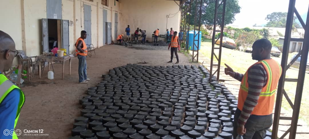 7Rdpc's tweet photo. @Minddevel  #AUGUSTIN #TAMBA LE BATISSEUR DE YAOUNDÉ  7 MET SUR PIED UNE FABRIQUE COMMUNALE DE PAVÉS STABILISÉS POUR RÉSOUDRE TOUS LES PROBLÈMES DE ROUTE TRÈS BIENTÔT BRAVO @CabinetCivilPRC https://t.co/mTfwsip4hi