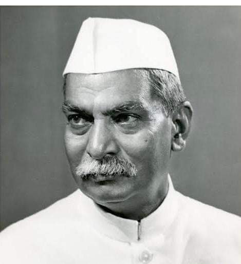 bihari_babul's tweet photo. सादा जीवन उच्च विचार, प्रतिभा के धनी,भारत के प्रथम राष्ट्रपति देश रत्न डाॅ.राजेन्द्र प्रसाद जी को उनके जन्मदिवस पर कोटि-कोटि प्रणाम। आपके विचार सदैव राष्ट्र को प्रेरणा देते रहेंगे। https://t.co/tqYG3Uj6nz