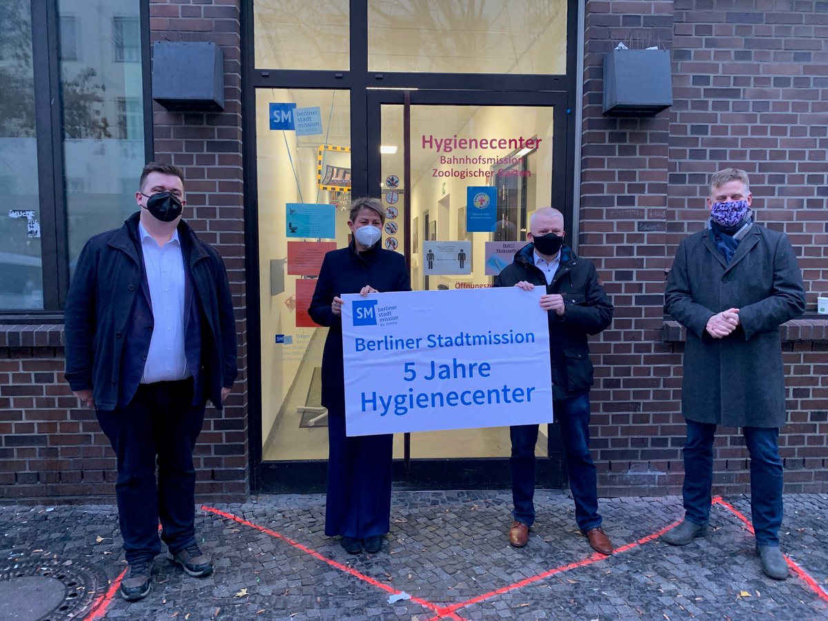 SenASGIVA's tweet photo. Vor fünf Jahren hat das Hygienecenter der #Berlin|er Stadtmission am Bahnhof Zoo eröffnet. Es gewährt obdachlosen Menschen eine würdevolle Umgebung zur Körperhygiene, wie Toiletten & Duschen. @ElkeBreitenbach hat den Mitarbeitenden heute morgen gratuliert & ihre Arbeit gewürdigt. https://t.co/2yrJIdxRGT