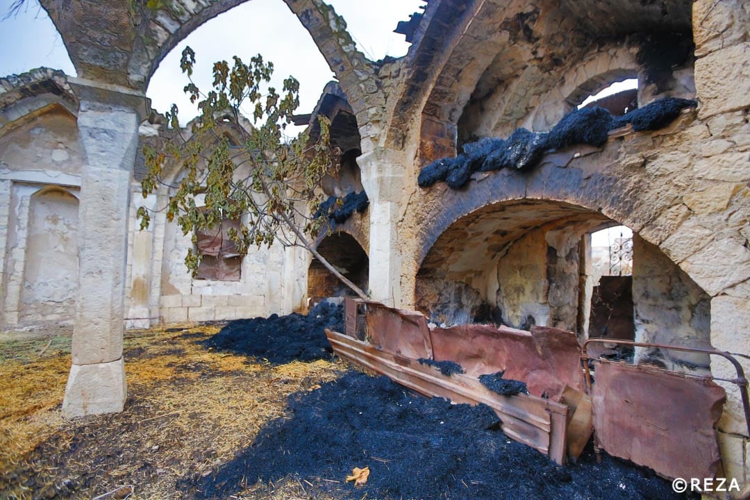 AzDelUnesco's tweet photo. The next proof of #ArmenianVandalism through the eyes of a witness @REZAphotography.

18th century mosque in Giyasli village of #Aghdam region of #Azerbaijan, recently liberated from the #ArmenianOccupation.

Besides the mosque was used as a stable, 🇦🇲 burned it before leaving. https://t.co/UKTIXjfQFY