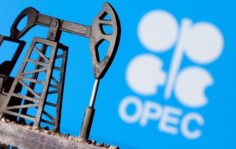 OPEC+ leaning towards oil cuts rollover with gradual increase: sources https://t.co/EJZrfo9ntk https://t.co/Q85uSDYpgS