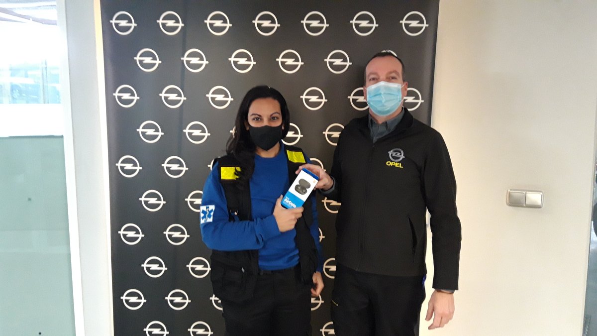 AutoPremierOpel's tweet photo. Gracias Arantxa Fernández por confiar en #OpelAutopremier y por esa confianza #Opel ha sorteado entre todos los clientes unos auriculares Xiaomi España 🎧
Ahora toca disfrutarlos. 🙌
Hace entrega en #AutopremierMijas nuestros compañero José Luis Guillén https://t.co/uBV949T3TO
