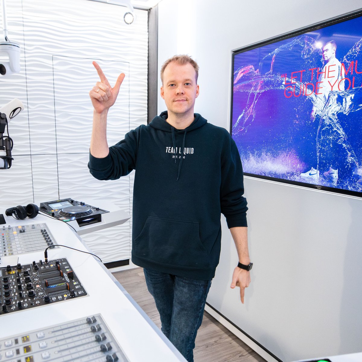 asot's tweet image. What tune has been lighting up your playlists this week? 🎇 Get your vote in for Future Favorite ahead of #ASOT994 here: astateoftrance.com/futurefavorite #FutureFavorite #ASOT