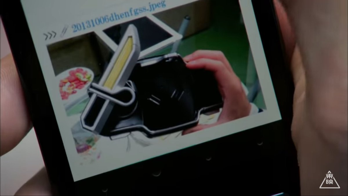 肉まん なんかこれ ベルトのバックルみたいじゃね とか 姉ちゃん 俺 変身 したいんだ とかの露骨な言葉 選びを見てると 虚淵玄が販促ノルマに振り回されてるんだなーと微笑ましくなっちゃう これベルトのバックルか