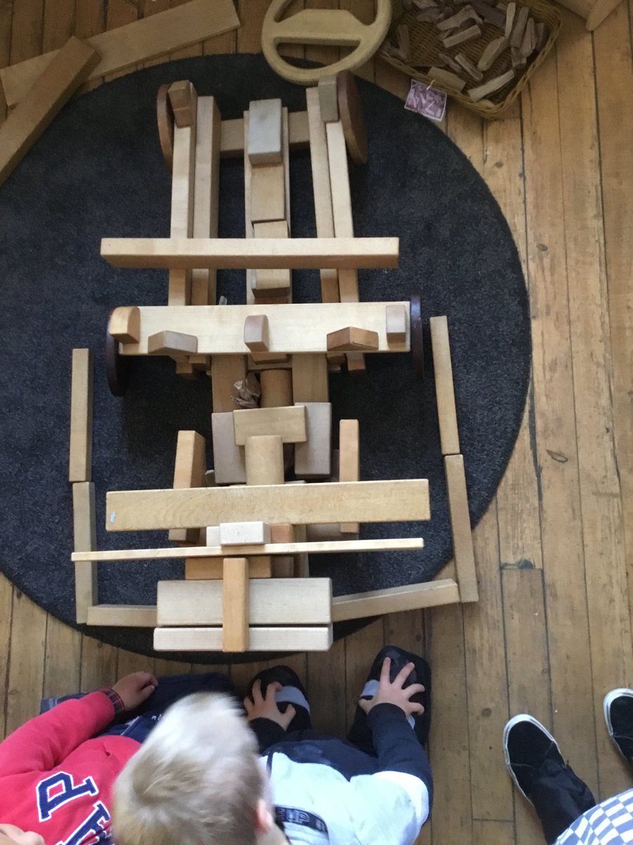 “First we made the middle and then we put wheels 4 wheels on.” Great collaboration. #blockplay #froebel ⁦@froebeledin⁩ ⁦@edin_ey⁩ ⁦⁦@ELCScotGov⁩