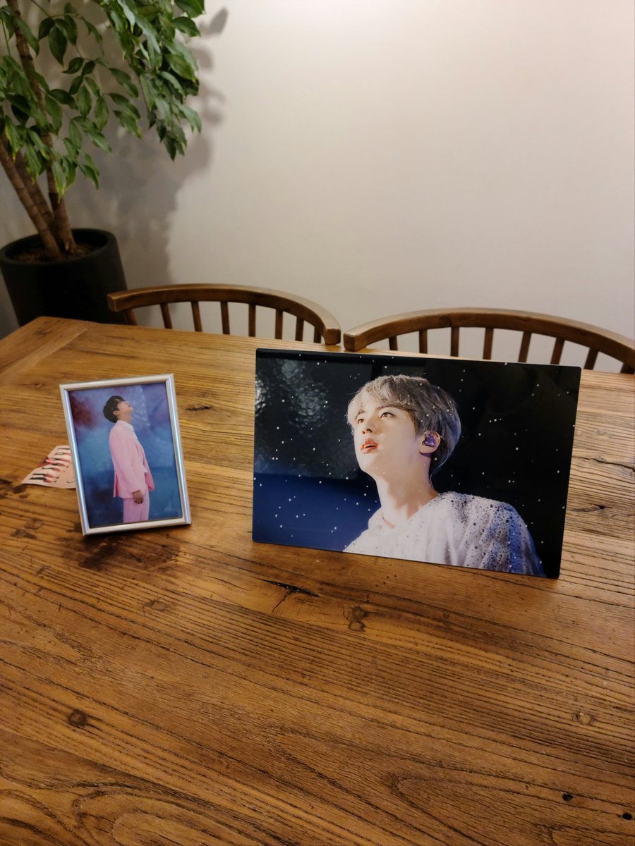 zerozero0613's tweet photo. 카페위로 
반짝반짝 예쁘게 해놓으셔서 힐링이되었다
몇번을 갔는데 갈때마다 정성이 가득가득💜

#JIN_GOES_ON 
#29번째_석진풀데이 https://t.co/845s3SIRPN