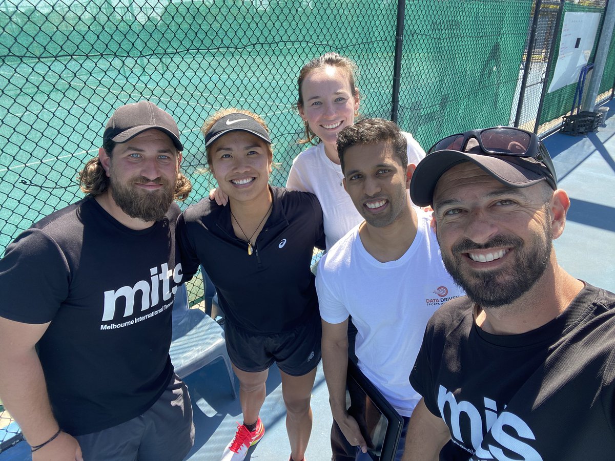 No person has ever achieved the pinnacle without the help of a great team behind them. #teamwestbury #oneinallin #preseason @mitstennis https://t.co/Twx4Y1340V