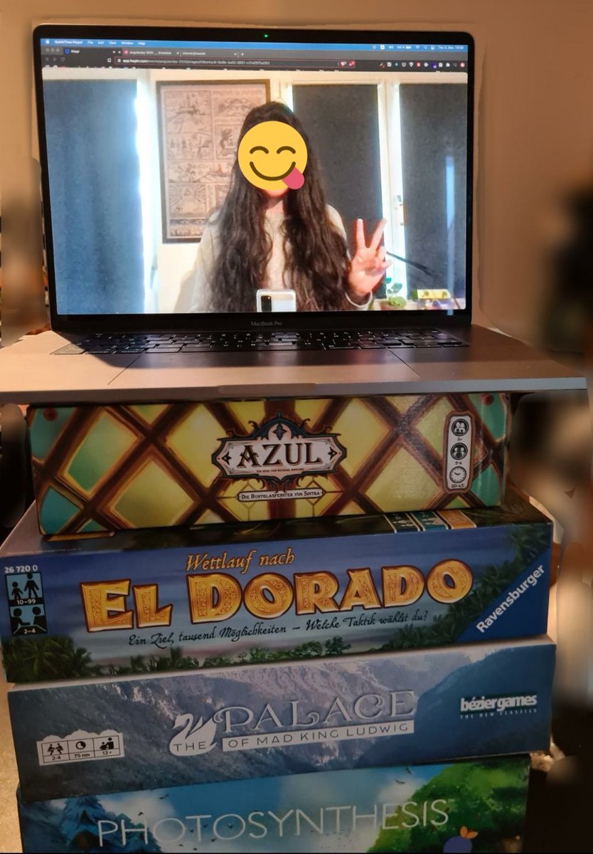 Behind the scenes from my talk at #angularday
Using boardgames to prop up my laptop 😅