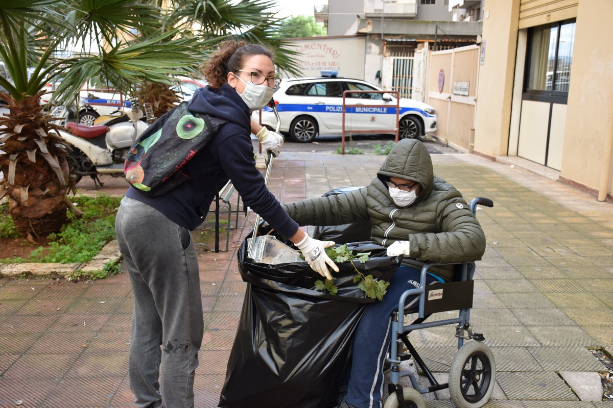 UniamociOnlus's tweet photo. Tutti possono dare una mano! 💪
Il volontariato inclusivo che fa bene alla comunità 😉
Ecco i volontari durante l'attività di pulizia svolta questa mattina a Brancaccio. 🍀
#fondazioneconilsud #uniamocionlus #palermogreen #uniamocionlusassociation #protezioneambientale #savethep https://t.co/4m6FOJYm4D