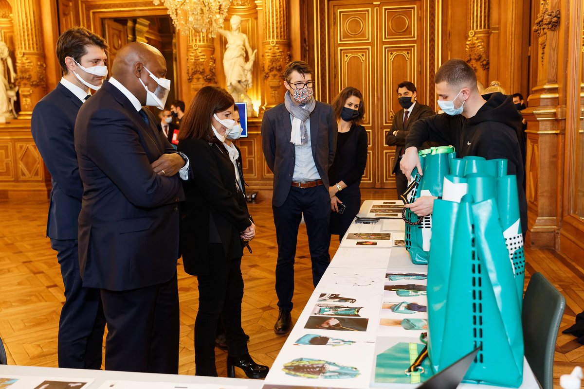 Anne_Hidalgo's tweet photo. Merci aux élèves de l’École Boulle qui ont présenté à cette occasion leurs travaux pour la création d’un sac de sport universel, adapté aux besoins et usages de sportifs handicapés. Bravo pour leur travail créatif et innovant ! https://t.co/VENfIxFryh