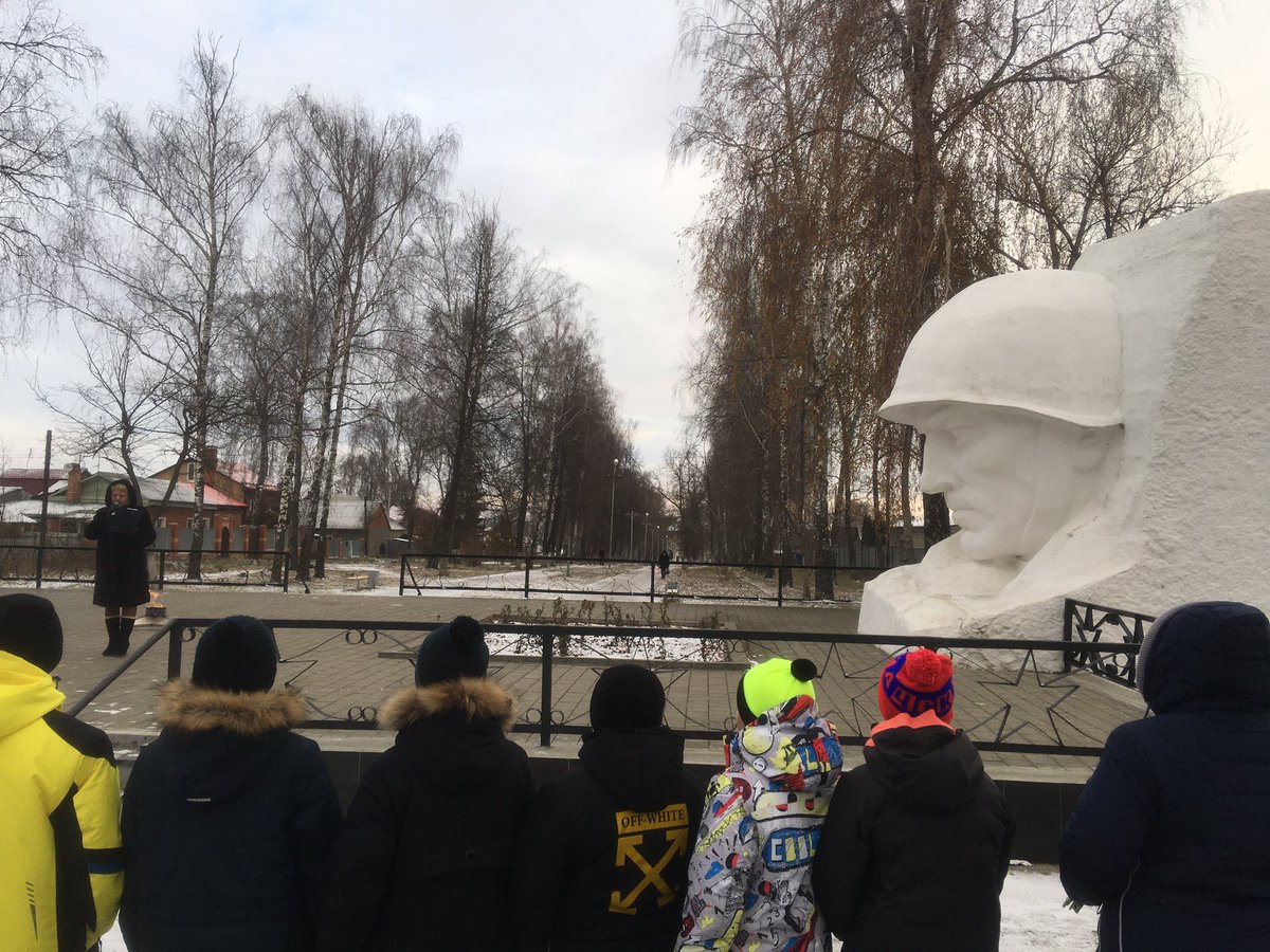 cobraz3's tweet photo. Киреевские школьники приняли участие в митинге в честь #день_неизвестного_солдата https://t.co/wCQQVsYIWc