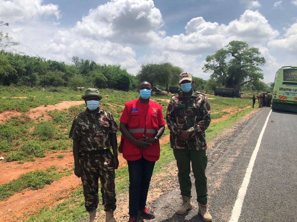 NjapitMwaana's tweet photo. @YEDNetworkKe  Chair @IsraelRedCoil1  is leading a team of youths and health officers across county borders in Combating Covid-19!
Herein Garisa and Kitui,
#KenyaNiMimi
#KomeshaCorona
@MOHA_made_ 
@AnalyticaKE 
We say thank you!
Jali Jami 💪 https://t.co/G1aqYBzS21