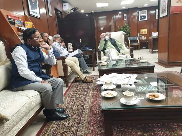 BMS delegation meets Hon. Labour Minister Shri Santoshji Gangwar regarding its suggestions on rules of the IR code
#COVID19 #migrants #labourlaw #PMOIndia #MinistryofFinance #MinistryofLabour #AatmanirbharBharat