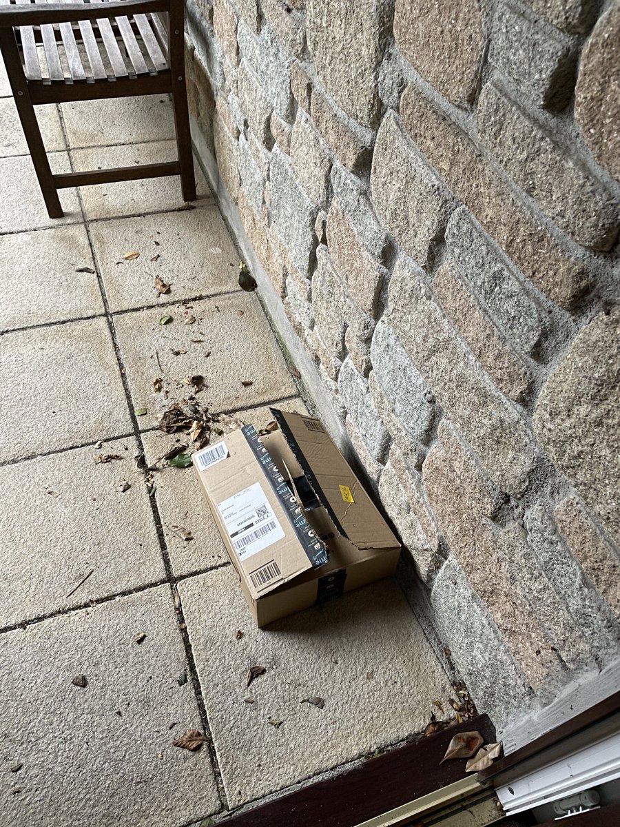harrietskidmor's tweet photo. @AmazonHelp please explain the open parcel that has been left outside my door https://t.co/XT1toa1MSg