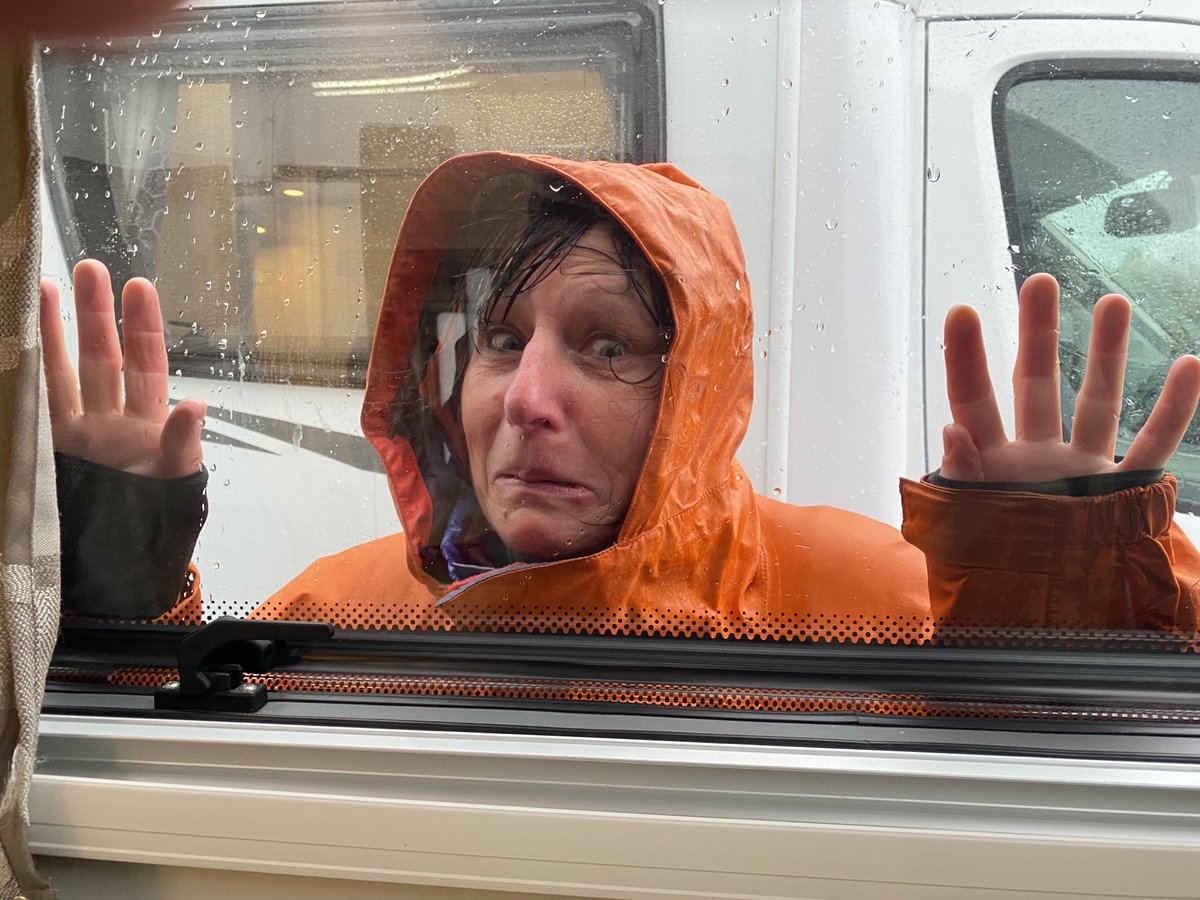delyththomas's tweet photo. Let me innnnnn
#filmingintherain https://t.co/ShahbitM36