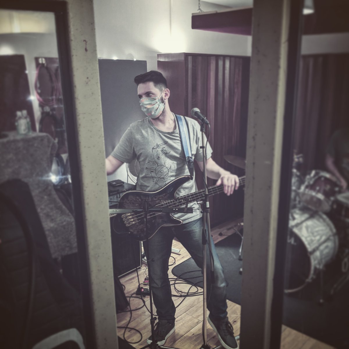 Elephant Takedown (@e_takedown_band) on Twitter photo The last glimpse of another human <a href="/Fr0zenNomad/">Ben Wilson</a> got before the screens closed in...
#elephanttakedown #newmusic #altrock #rock #record #studio #recordingstudio #independentartists #band #musicproduction #guitar #bass #drums #microphone #vocalist #songwriters #guitarist #bassist The last glimpse of another human <a href="/Fr0zenNomad/">Ben Wilson</a> got before the screens closed in...
#elephanttakedown #newmusic #altrock #rock #record #studio #recordingstudio #independentartists #band #musicproduction #guitar #bass #drums #microphone #vocalist #songwriters #guitarist #bassist