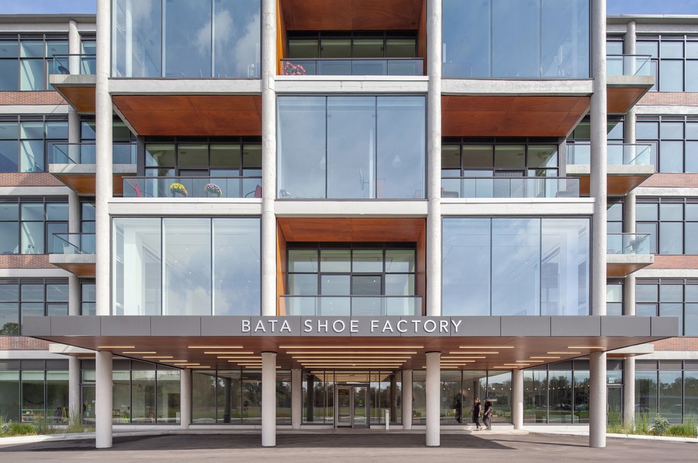 e_architect's tweet photo. The former Bata Shoe Factory has been converted into a residential, commercial and community building by Quadrangle and Dubbeldam Architecture + Design
https://t.co/L0ZXUrevoL
#BatawaHousing #OntarioHomes #OntarioArchitecture #CanadianBuildingProject #MixedUseComplex https://t.co/EvWsZRiN4H
