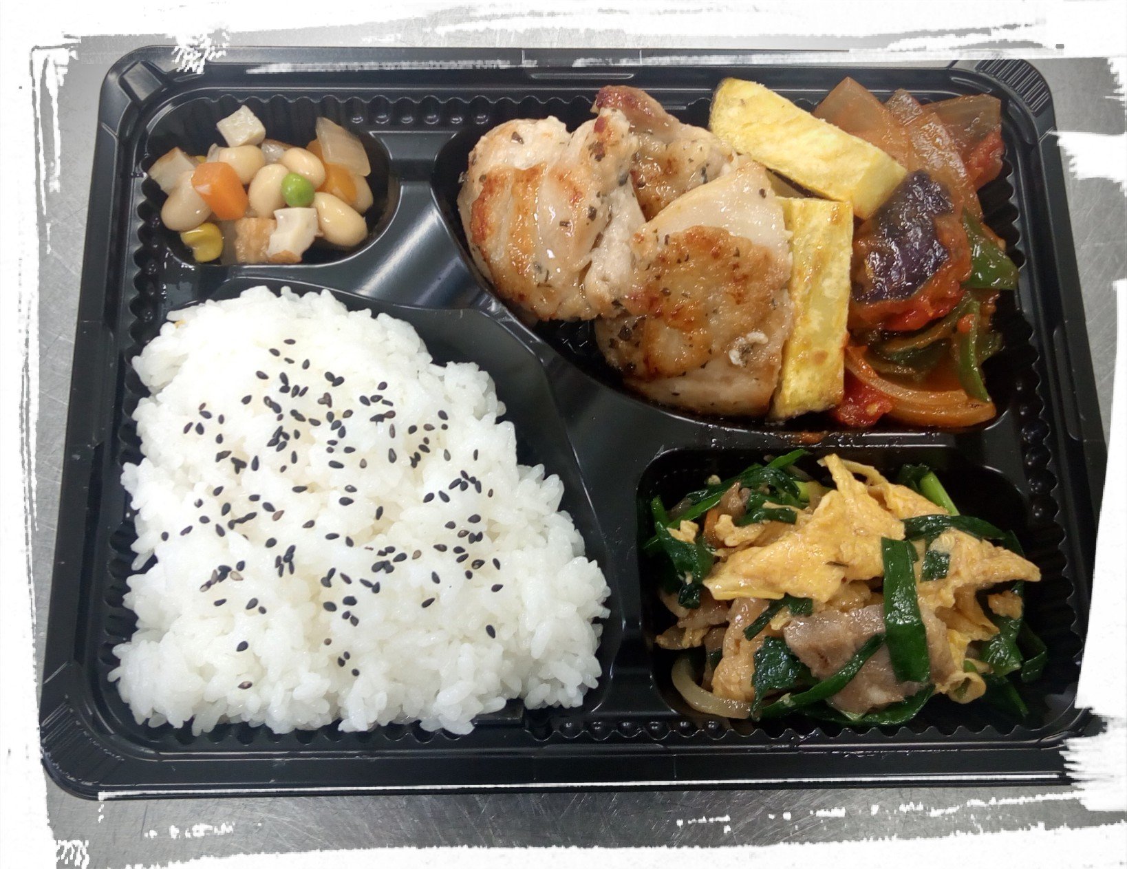 喫茶 軽食 わくわく村 店内飲食可 7月定休日 22 木 23 金 今日のご注文弁当は バジルチキン弁当 鶏もも肉をバジル にんにく オリーブオイル レモンなどで漬け込んだ物をカリっと焼きました 良い香り ˊᵕˋ ੭副菜はラタトゥイユに ニラ玉