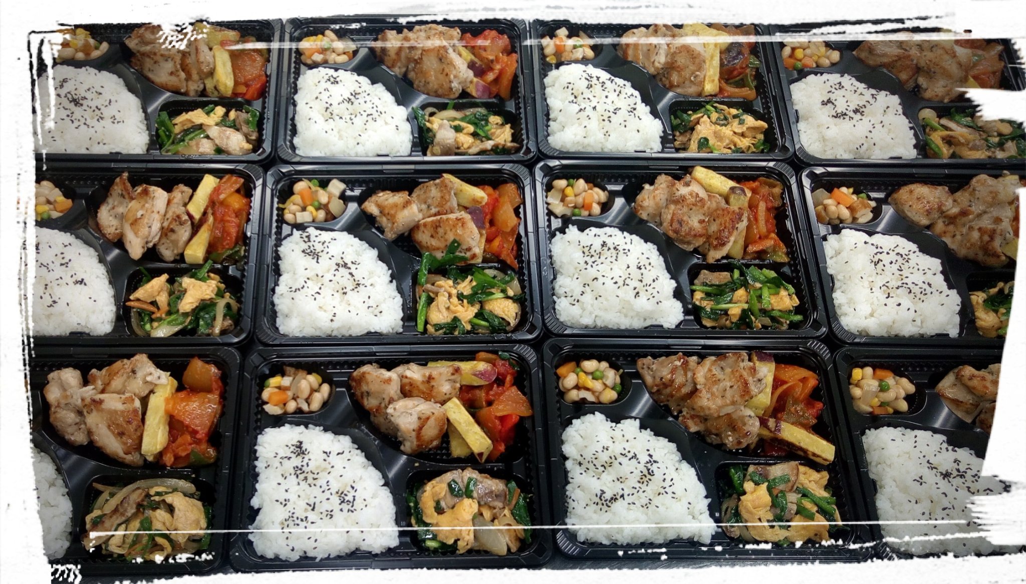 喫茶 軽食 わくわく村 店内飲食可 7月定休日 22 木 23 金 今日のご注文弁当は バジルチキン弁当 鶏もも肉をバジル にんにく オリーブオイル レモンなどで漬け込んだ物をカリっと焼きました 良い香り ˊᵕˋ ੭副菜はラタトゥイユに ニラ玉