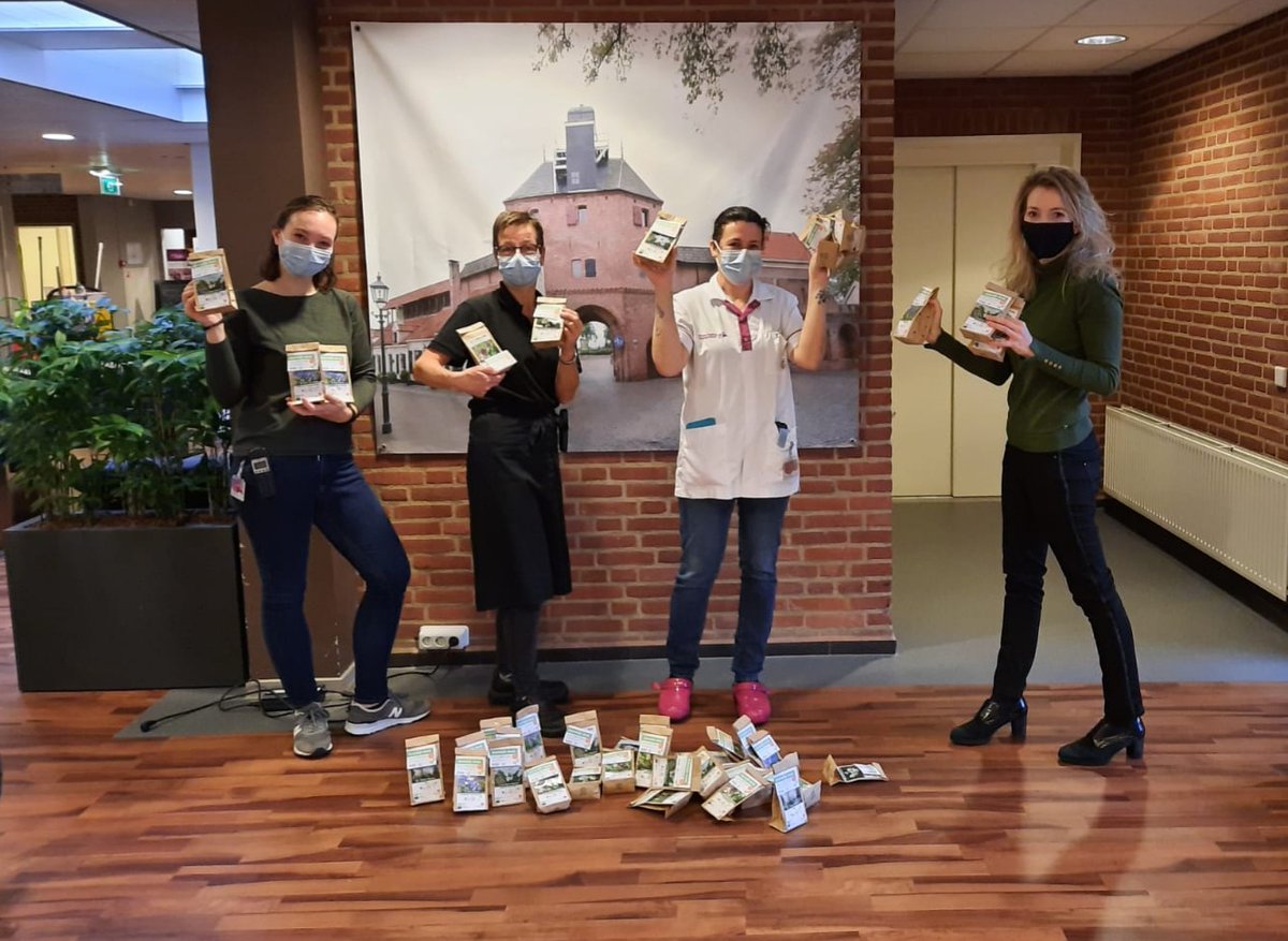 Om het zorgpersoneel van woonzorgcomplex Weideheem te bedanken voor hun inzet in deze coronatijd, kreeg het personeel vandaag biologische bloembollen overhandigd namens de <a href="/gemharderwijk/">Gemeente Harderwijk</a> en Veluwe Duurzaam. Met deze bloembollen kan het zorgpersoneel zijn/haar tuin opvrolijken!