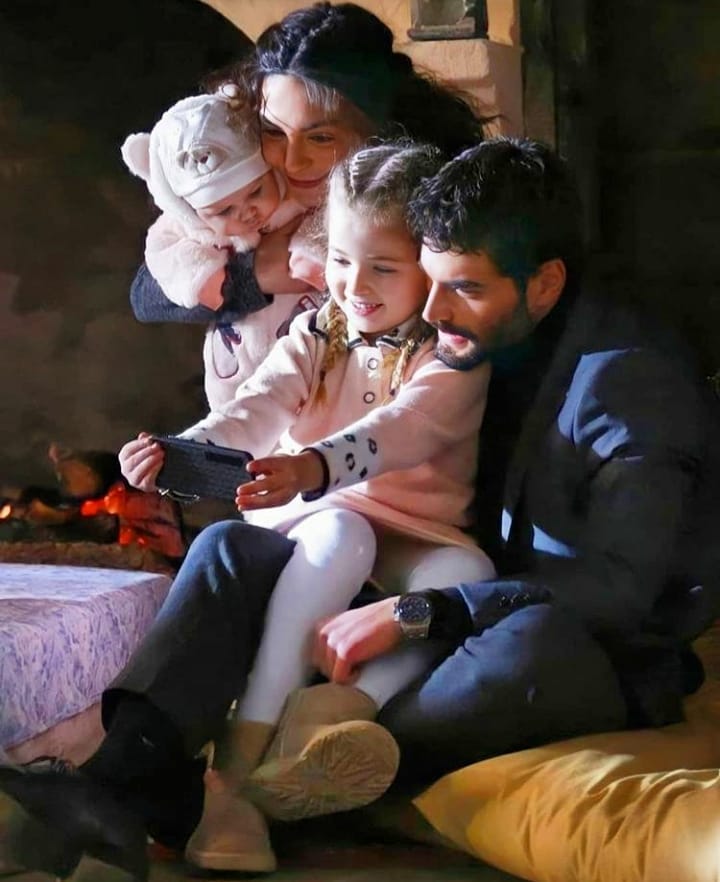 TeamAkinChile's tweet photo. Otra foto promocional capitulo 50
Aawwww miran y sus hermanas y esposa y sus lentejitas en la barriga de reyyan
#akinakinözü #EbruŞahin #baharsadoglu #reyyansadoglu #EbrarDemirbilek #miranaslanbey #miransadoglu #gulsadoglu #hercai #reymir https://t.co/s01njB0sqO