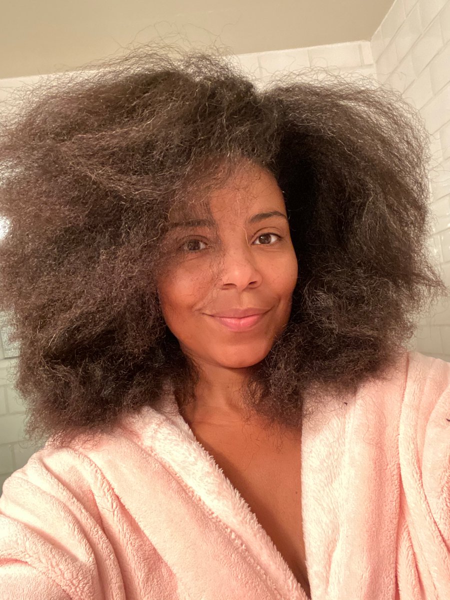 justsanaa's tweet image. Good morning. 3 years after shaving it off. Protective styles, braids and almost no heat. #nappilyeverafter 💇🏾‍♀️❤️