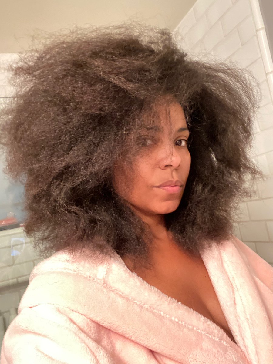 justsanaa's tweet image. Good morning. 3 years after shaving it off. Protective styles, braids and almost no heat. #nappilyeverafter 💇🏾‍♀️❤️