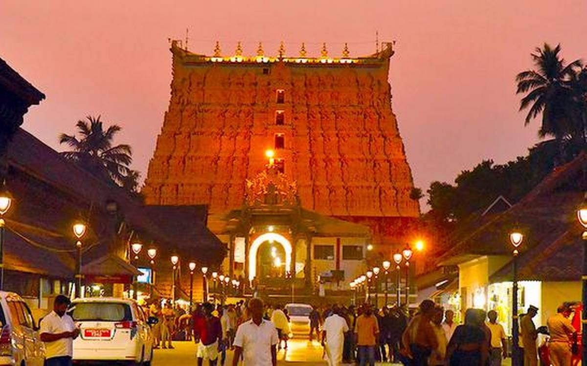 SREE PADMANABHASWAMY TEMPLE located in Thiruvananthapuram,Kerala is built in an intricate fusion of indigenous  #Kerala & Tamil style Of architecture.Considered to be world's richest temples,Main deity is Lord VISHNU as Padmanabha Swamy(1/N)  @LostTemple7  #SouthIndia