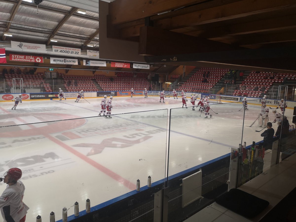 Vi er på plass. Kampstart 18:30.