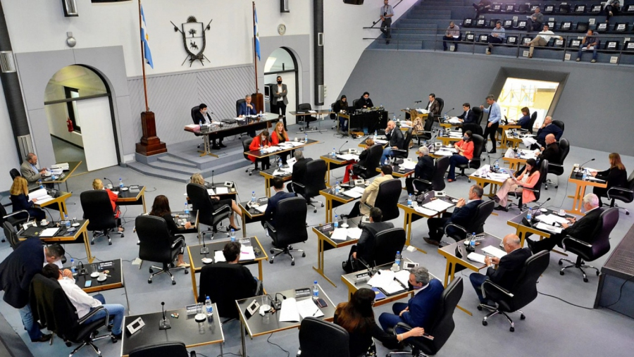 SESIONES EXTRAORDINARIAS
Hoy remití a la Cámara de Diputados el pedido de extensión del período de sesiones hasta el 31/12, en carácter de Extraordinarias. Es necesario el tratamiento de 9 proyectos de Ley de interés general.

Los proyectos de ley 👉 bit.ly/ExtLeg