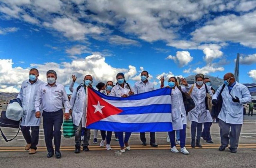 Damian39640598's tweet photo. Felicidades a los médicos latinoamericanos en especial a la brigada henry reeve siempre luchando en lo más intrincado de los países al q le brindam ayuda solidaria 
#CubaSalvaVidas 
#SomosCuba https://t.co/wSe98xjhge
