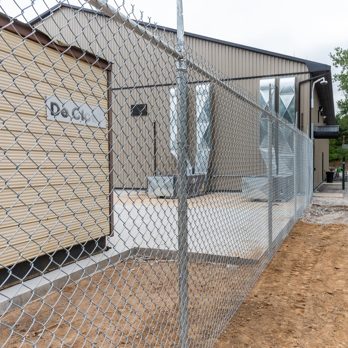 InLineFence's tweet image. Chain link fences are the ideal solution for securing commercial properties! Call us for questions about gauge, mesh size, and fence height. We're here to help you choose the right fence for your needs! in-linefence.ca