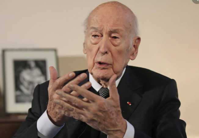 ChikotiGeorges's tweet photo. Alors que nous attendons l'arrivée du vaccin contre le #COVIDー19, nous sommes tristes de faire nos adieux à l'ancien Président français Valéry Giscard d'Estaing, un architecte clé de l'intégration européenne, qui a été victime de cette pandémie. #ripVGE https://t.co/3hmR9KTgvI
