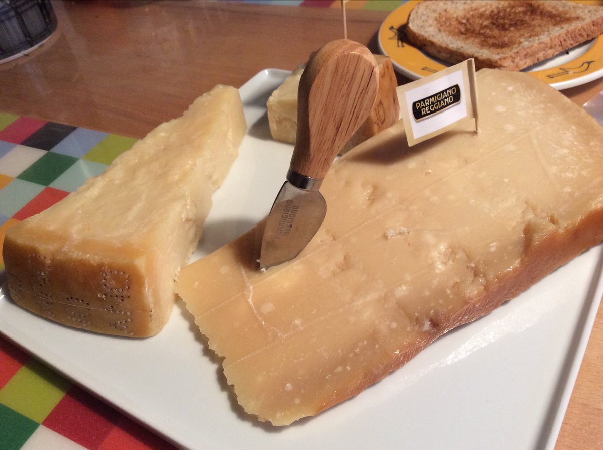 Heute gabs ein Tasting. 13,5, 24 und 36 Monate gereifter Parmesan und die Unterschiede in Geruch, Textur und Geschmack wurden von Andrea vom Consorzio del formaggio Parmigiano Reggiano erklärt. Mir schmeckte die Mitte: harmonisch, leicht bröckelig. #parmigianoreggiano#howtotaste