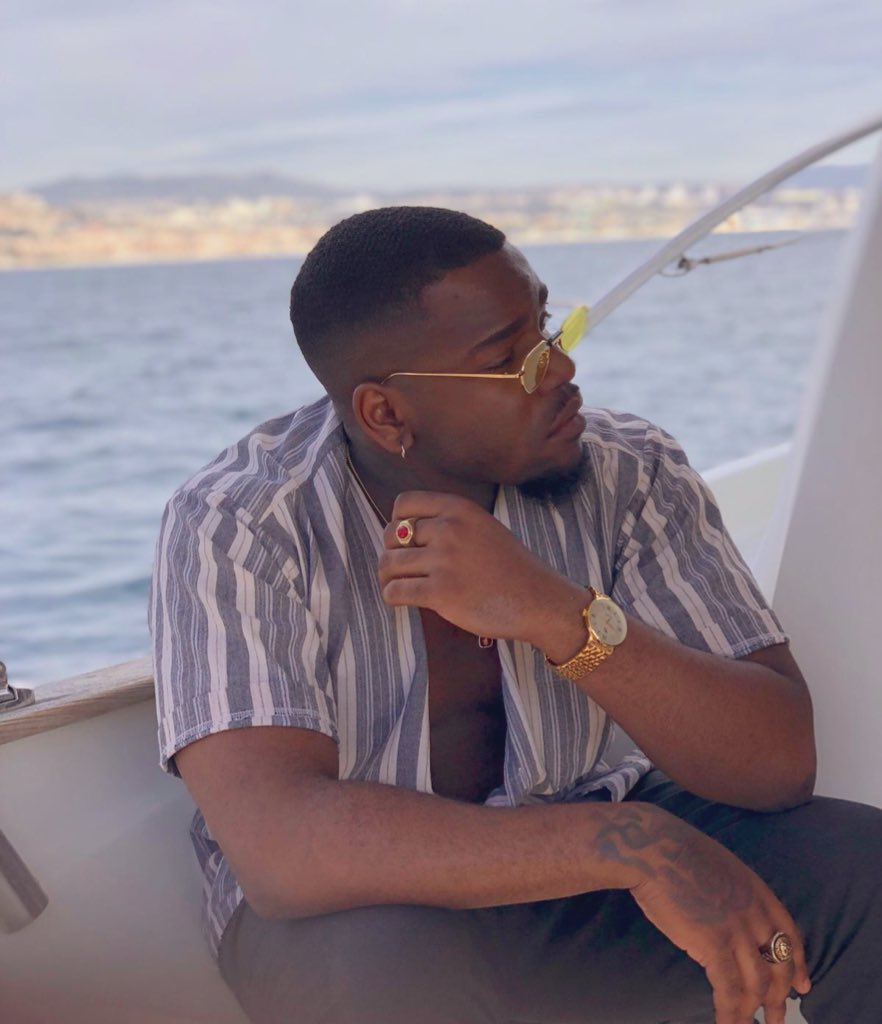 Au cours de sa jeunesse, le Marseillais semble toutefois peu s’intéresser à la musique. En 2012, Tayc quitte sa ville et sa région natales pour s’installer à Paris. C’est là, au sein de la capitale, qu’il se découvre une véritable passion pour le chant.