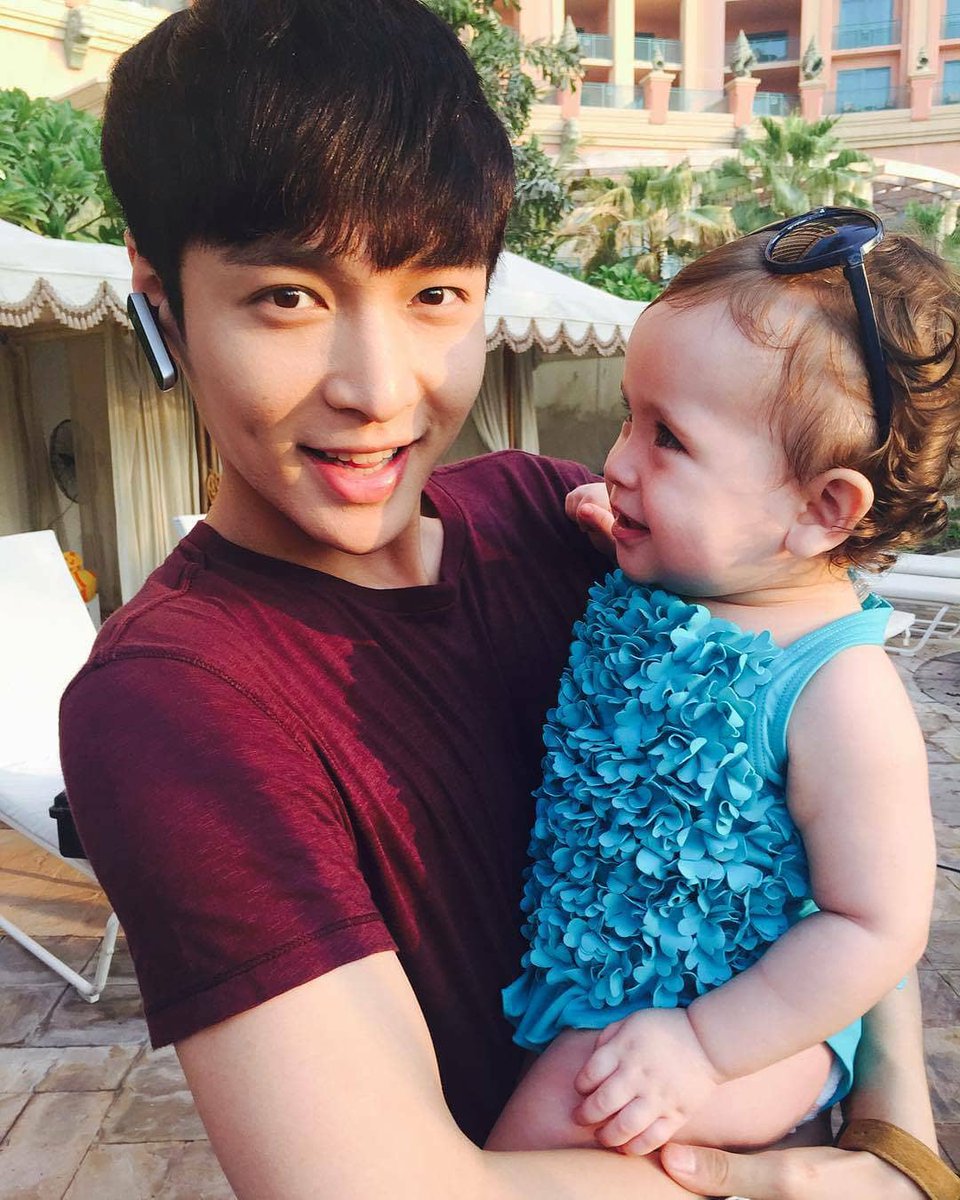 DO_LOOK_'s tweet photo. Düşünsenize Lay Suho'ya böyle bir fotoğraf atıp ve "Myeonniee hangimiz daha tatlı" diye mesaj atıyor. Suho ilk önce gamzeli bebeğinin tatlılığına erirken küçük kızın da sevimliliğine gülüp " ikinizde tatlısınız ama sen daha tatlısın Lay-ahh " diyor
#sulay #layho #dailysulay #exo https://t.co/TUtWOzTt37