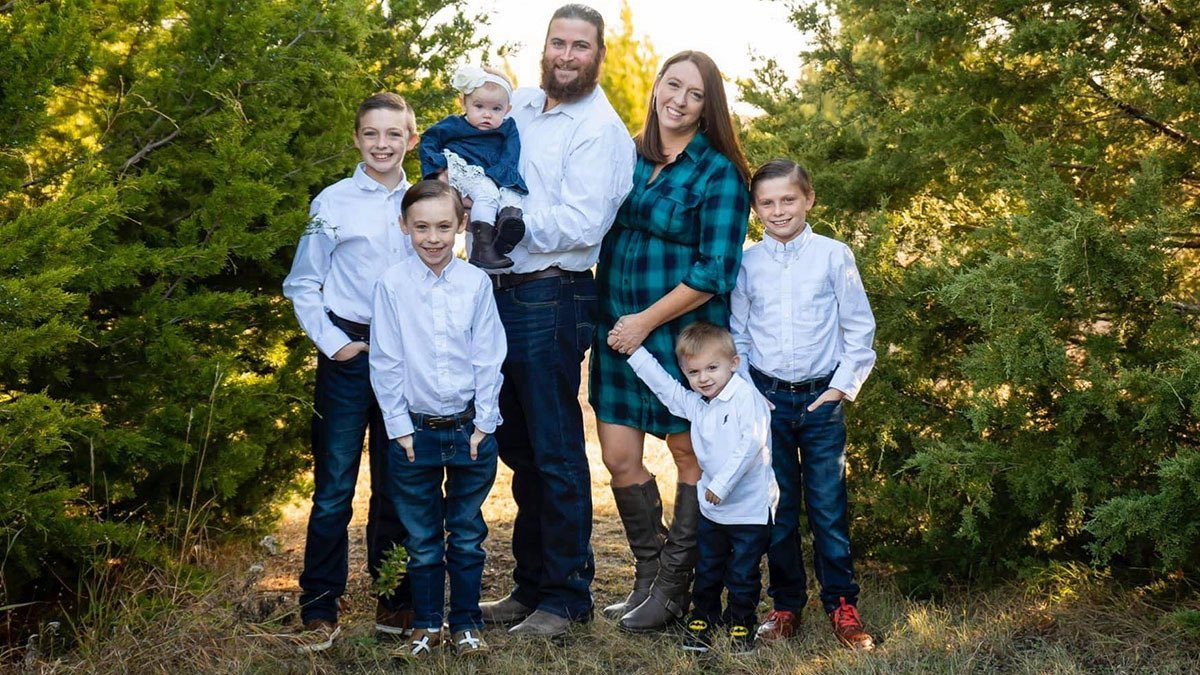 Matthew Law, 35, Army vet from Mansfield, Texas died from COVID. “I wake up.. get in the shower, I cry my eyes out, I scream I get angry, I get out, I get dressed, I pull myself together and say, 'You’ve got 5 kids, ready, go'" said his wife  @GovAbbott  https://www.nbcdfw.com/news/coronavirus/35-year-old-husband-army-veteran-father-of-five-dies-from-covid-19/2494976/