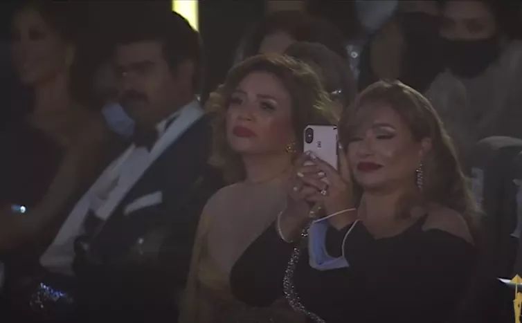 تأثر وبكاء من نجوم الفن أثناء كلمة المخرج الكبير وحيد حامد بعد تكريمة بجائزة الهرم الذهبي التقديرية