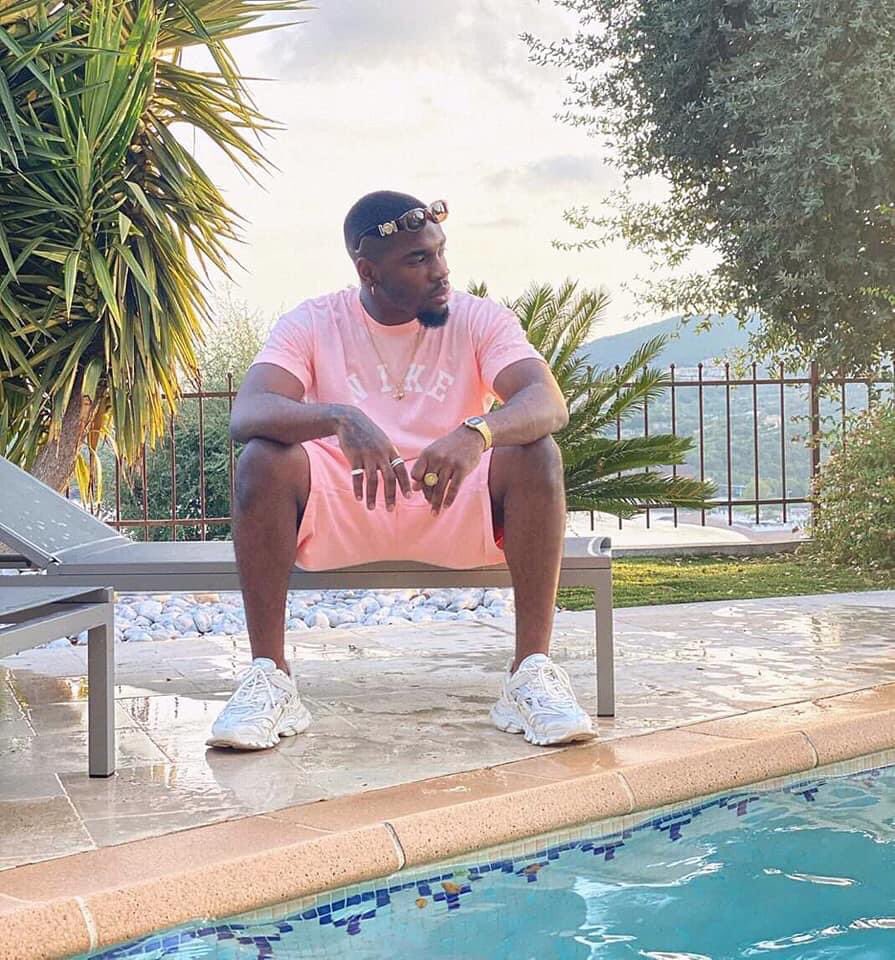 D’abord attiré par l’univers du théâtre et de la danse, Tayc s’oriente progressivement vers la musique et l’écriture. Entouré d’amis et de professionnels, il prend vite conscience qu’il est en capacité d’utiliser sa voix et son talent d’écriture pour "faire carrière".