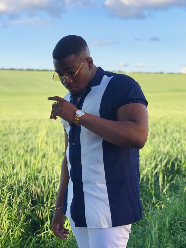 Un peu plus d’un an après la sortie de "Alchemy", Tayc est déjà de retour avec une deuxième mixtape. Intitulé "H.E.L.I.O.S", ce deuxième projet musical du jeune chanteur comporte 14 titres parmi lesquels "Palavra", "J’me refais" ou encore "Unfollow".