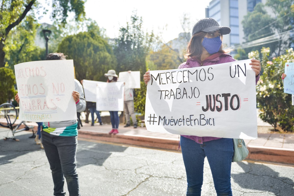 pasotti's tweet photo. Monitores viales del tradicional Paseo Ciclista Muévete en Bici protestan frente a @LaSEMOVI ya que fueron despedidos sin liquidación ni compensación económica alguna por @andreslajous, ya que el secretario los había asumido a través del esquema de outsourcing. https://t.co/inHlXZVgzx