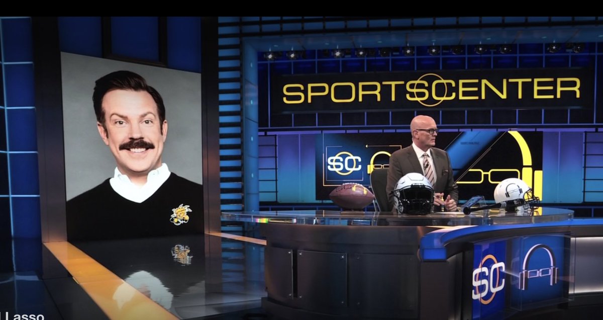 3/ We first see Lasso at the 3:51 mark of the pilot. And when we do, it's a still photo of him on ESPN's Sportcenter show. Importantly, it's a HUGE smiling photo that instantly pulls you in...and you spend 28 seconds with the smiling image as Scott Van Pelt speaks.