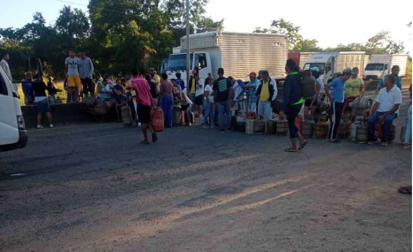SoyNuevaPrensa's tweet photo. Exigen gas con cierre de autopista San Félix-Upata - https://t.co/vWMdFyoZD7

#SoyNuevaPrensa #SanFelix #Angostura #Bolivargas #Comunidad #Justonoguera #Protestas #Featured #Guayana https://t.co/PtOa4slNsK